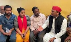 कानपुर में मृतक कारोबारी मनीष के परिजनों से मिले अखिलेश यादव