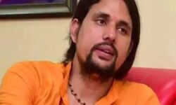 CBI ने खंगाला आनंद गिरि का आश्रम, लैपटॉप मोबाइल जब्त CBI ने खंगाला आनंद गिरि का आश्रम, लैपटॉप मोबाइल जब्त