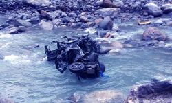 कार नदी में गिरने से पिता - पुत्री की मौत कार नदी में गिरने से पिता - पुत्री की मौत