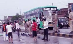 सड़क पर फिसली बाइक, युवक के ऊपर से उतरा ट्रक, दूसरा गंभीर