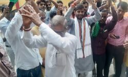 तिरंगा यात्रा में BJP MLA ने लगाए जमकर ठुमके, कार्यकर्ता बोले वाह जी वाह