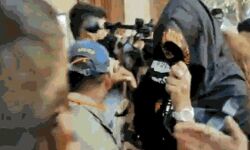 सवालों में फंसा शाहरुख़ का बेटा, ड्रग्स पार्टी केस में हुई पूछताछ सवालों में फंसा शाहरुख़ का बेटा, ड्रग्स पार्टी केस में हुई पूछताछ