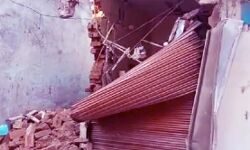 40 वर्षों से चल रही डेरी पर चलवाया बुलडोजर, हुआ जमींदोज 40 वर्षों से चल रही डेरी पर चलवाया बुलडोजर, हुआ जमींदोज