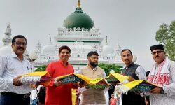 अमन, चैन और खुशहाली के लिए पत्रकारों ने दरगाह पर चढ़ाई चादर