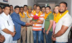 डकैती का खुलासा करने पर समाजसेवी टीम ने कोतवाल का किया अभिनंदन डकैती का खुलासा करने पर समाजसेवी टीम ने कोतवाल का किया अभिनंदन