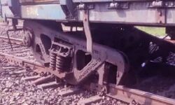 बगैर पहिए 2 किलोमीटर दौडी ट्रैक पर मालगाड़ी, कई ट्रेनें प्रभावित बगैर पहिए 2 किलोमीटर दौडी ट्रैक पर मालगाड़ी, कई ट्रेनें प्रभावित