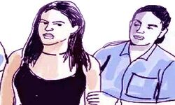 थाने के भीतर से बिजली के तार चोरी कर रही दो महिलाएं गिरफ्तार