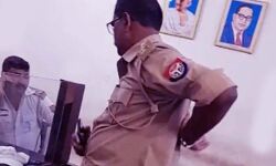 कार रोकने पर ट्रैफिक सिपाही से भिड़ा युवक, फाड दी वर्दी कार रोकने पर ट्रैफिक सिपाही से भिड़ा युवक, फाड दी वर्दी