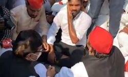 हाउस अरेस्ट के बाद घर से बाहर निकले अखिलेश यादव बैठे धरने पर हाउस अरेस्ट के बाद घर से बाहर निकले अखिलेश यादव बैठे धरने पर