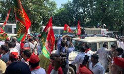 पुलिस ने अखिलेश यादव को लिया हिरासत में - कार्यकर्ता लेटे सड़क पर पुलिस ने अखिलेश यादव को लिया हिरासत में - कार्यकर्ता लेटे सड़क पर