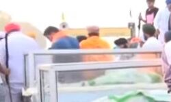 पोस्टमार्टम हाउस पहुंची किसानों की डेड बॉडी, बना पुलिस छावनी पोस्टमार्टम हाउस पहुंची किसानों की डेड बॉडी, बना पुलिस छावनी