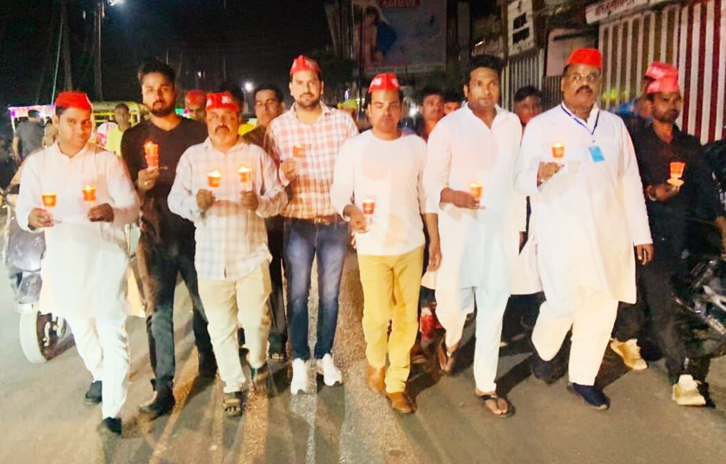 लखीमपुर हादसे को लेकर सपा कार्यकर्ताओं ने निकाला कैंडल मार्च
