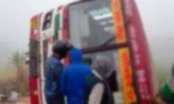 दिल्ली जा रही रोडवेज बस पलटी - चालक लापता दिल्ली जा रही रोडवेज बस पलटी - चालक लापता