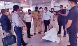 बाहर नही निकलने देने पर एयरपोर्ट में धरने पर बैठ गए मुख्यमंत्री बाहर नही निकलने देने पर एयरपोर्ट में धरने पर बैठ गए मुख्यमंत्री