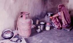 उज्जवला योजना पर महंगाई की मार, घर के कोने में धूल फांक रहे गैस सिलेंडर उज्जवला योजना पर महंगाई की मार, घर के कोने में धूल फांक रहे गैस सिलेंडर