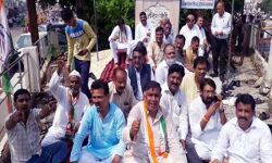 प्रियंका की गिरफ्तारी से उबाल,उठाई रिहाई की मांग, दिया धरना