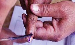 80 वर्ष के बुजुर्ग, दिव्यांग और कोविड पॉजीटिव मतदाता घर से दें सकेंगे वोट 80 वर्ष के बुजुर्ग, दिव्यांग और कोविड पॉजीटिव मतदाता घर से दें सकेंगे वोट