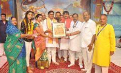 मुख्य अतिथि के रूप में पहुंचे मनीष- पदाधिकारियों ने स्मृति चिन्ह देकर किया सम्मानित मुख्य अतिथि के रूप में पहुंचे मनीष- पदाधिकारियों ने स्मृति चिन्ह देकर किया सम्मानित