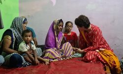 पीड़ित परिवार से मिली प्रियंका व प्रतिनिधि मंडल- परिजनों को दी सात्वना पीड़ित परिवार से मिली प्रियंका व प्रतिनिधि मंडल- परिजनों को दी सात्वना