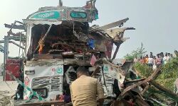 बस व ट्रक की हुई टक्‍कर- उड़ गए परखच्चे- 9 की हुई मौत और 27 घायल