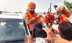 सिद्धू को रोका- हजारों कार्यकर्ता बढ़ रहे UP की तरफ, हो रही धक्का-मुक्की सिद्धू को रोका- हजारों कार्यकर्ता बढ़ रहे UP की तरफ, हो रही धक्का-मुक्की