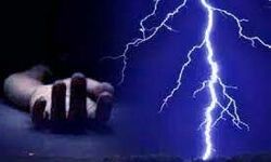 दो किशोरियों पर गिरी बिजली एक की मौत दो किशोरियों पर गिरी बिजली एक की मौत