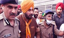 यूपी बॉर्डर पर कैच हुए सिद्धू-समर्थकों को बसों में बैठाया