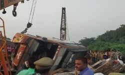 तेज रफ्तार डबल डेकर बस के पलटने से दर्जनों यात्री घायल