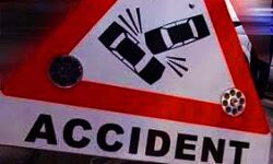सड़क हादसे में कार सवार तीन लोगों की मृत्यु - एक घायल