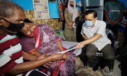 केजरीवाल ने शहीद राजेश के परिवार को एक करोड़ रुपये का चेक सौंपा केजरीवाल ने शहीद राजेश के परिवार को एक करोड़ रुपये का चेक सौंपा