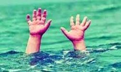 नदी में गिरने के कारण बाइक सवार दो युवकों की मृत्यु