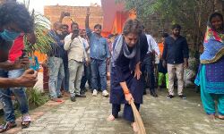प्रियंका ने दलित बस्ती में लगायी झाड़ू
