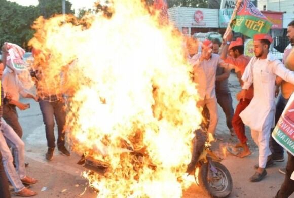 महंगाई की आग में झोंका स्कूटर-अब हो गया मुकदमा दर्ज