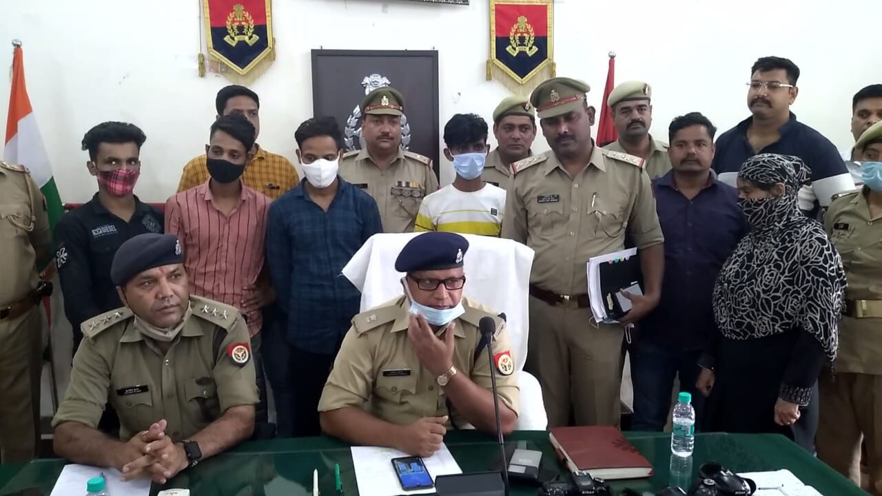 सिटी सेंटर को खंगालने वाले बदमाश गिरफ्तार-लाखों का माल बरामद सिटी सेंटर को खंगालने वाले बदमाश गिरफ्तार-लाखों का माल बरामद