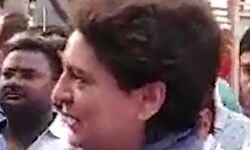 कांग्रेस की गांधीगिरी-योगी के बयान के विरोध में प्रियंका ने लगाई झाड़ू कांग्रेस की गांधीगिरी-योगी के बयान के विरोध में प्रियंका ने लगाई झाड़ू