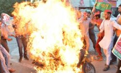 महंगाई की आग में झोंका स्कूटर-अब हो गया मुकदमा दर्ज महंगाई की आग में झोंका स्कूटर-अब हो गया मुकदमा दर्ज