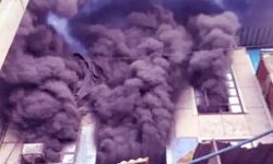 पेपर प्लेट फैक्ट्री में लगी आग-धमाके के बाद गिरी इमारत,दमकलकर्मी झुलसे पेपर प्लेट फैक्ट्री में लगी आग-धमाके के बाद गिरी इमारत,दमकलकर्मी झुलसे