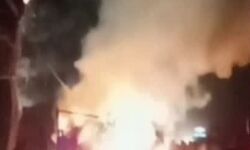 ट्रक और ट्रेलर में हुई भीषण भिड़ंत-तीन लोग जिंदा जले ट्रक और ट्रेलर में हुई भीषण भिड़ंत-तीन लोग जिंदा जले