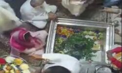 प्रियंका ने गर्भगृह में की साधना-मां कुष्मांडा से लिया आशीर्वाद प्रियंका ने गर्भगृह में की साधना-मां कुष्मांडा से लिया आशीर्वाद