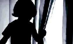 मोबाइल देना पड़ा भारी- बेटी ने मां का नहाते वक्त वीडियो कर दिया लाइव