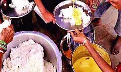 भंडारे में किया भोजन- 70 लोग हुए बीमार