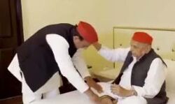 अखिलेश ने पिताश्री से मांगा विजयश्री का आशीर्वाद अखिलेश ने पिताश्री से मांगा विजयश्री का आशीर्वाद