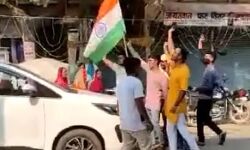 सांसद संजय सिंह को दिखाए काले झंडे और फेंकी स्याही सांसद संजय सिंह को दिखाए काले झंडे और फेंकी स्याही