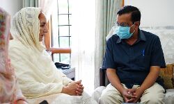 केजरीवाल ने पंजाब, दिल्ली और देश के विकास के लिए की प्रार्थना केजरीवाल ने पंजाब, दिल्ली और देश के विकास के लिए की प्रार्थना