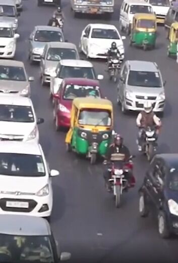दिल्ली में फिर से ऑड ईवन फार्मूले की आहट-रेडलाईट पर गाडी बंद की अपील