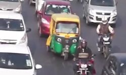 दिल्ली में फिर से ऑड ईवन फार्मूले की आहट-रेडलाईट पर गाडी बंद की अपील दिल्ली में फिर से ऑड ईवन फार्मूले की आहट-रेडलाईट पर गाडी बंद की अपील