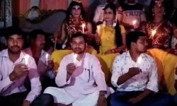 नहीं मिली बिजली तो राम, जानकी और लक्ष्मण बैठे धरने पर नहीं मिली बिजली तो राम, जानकी और लक्ष्मण बैठे धरने पर