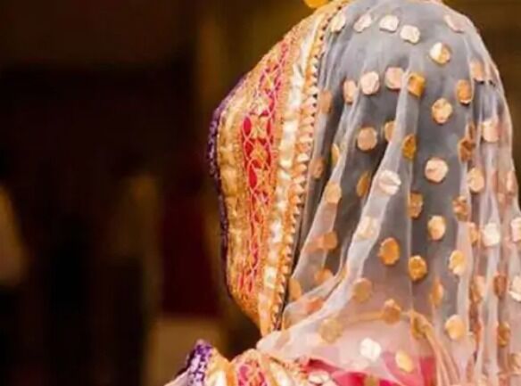 जमीन बेचकर खरीदी दुल्हन-अब तीन में रहा ना तेरह में जमीन बेचकर खरीदी दुल्हन-अब तीन में रहा ना तेरह में