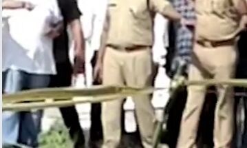 पुलिस ने दिखाए काले झंडे और जीप से रोंद डाले किसानों के पुतले