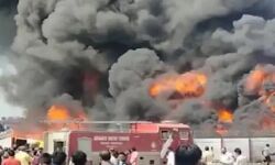 पाइप गोदाम में लगी-आस पास के मकान दुकान कराए खाली,धुंआ ही धुंआ